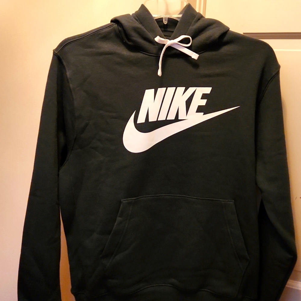 NEW.   NIKE GREEN LONG-SLEEVED HOODIE SWEATSHIRT.  SIZE MEDIUM